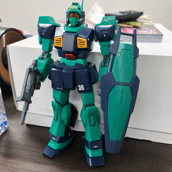 ホビーショップで中古のネモを購入。墨入れ済、未塗装で1200円。作った事ないから付属品分からないけど、シールドが欠品。（2枚目）