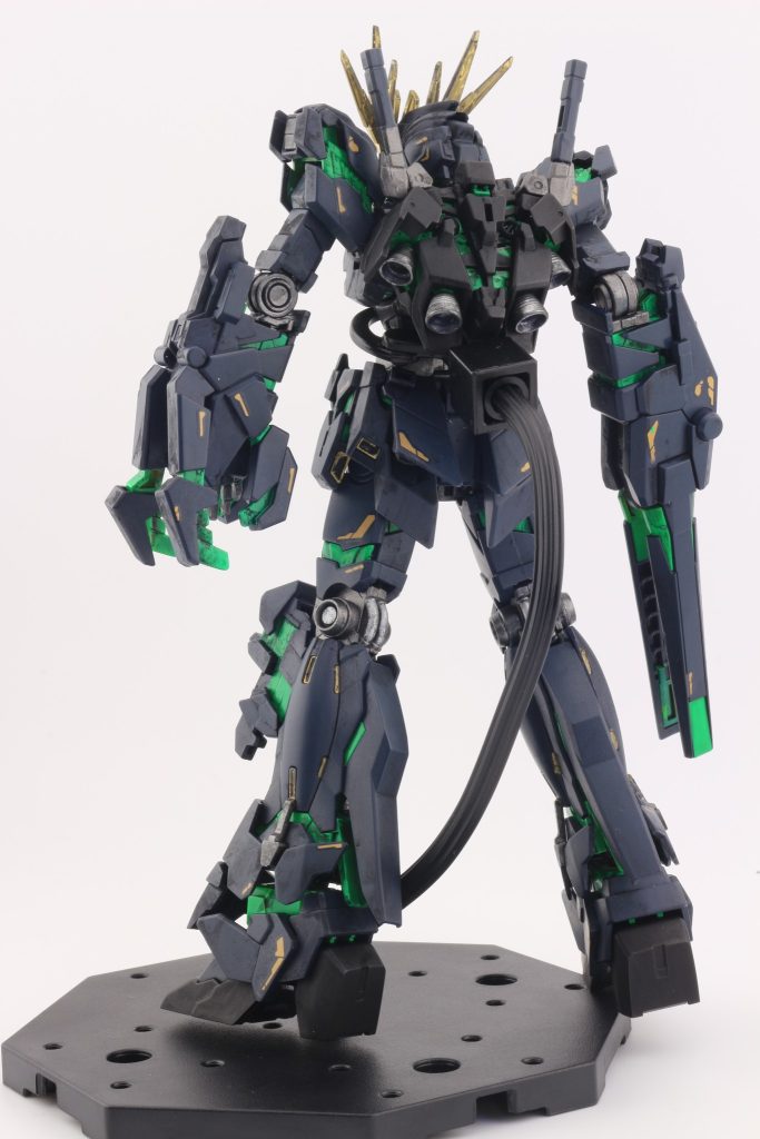 白サフ→グリーン→蛍光グリーンにしてみました。ボディはつや消し。ゴールドはつや消しありに