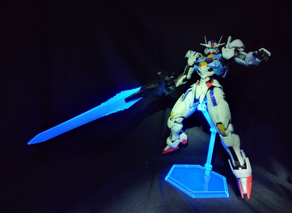 暗闇だとより際立ちます(gundam-kao6)