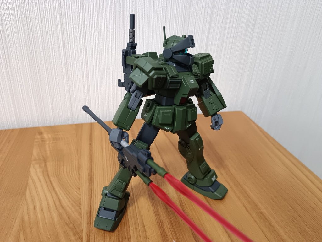 自宅にあった他のガンプラのパーツを流用し増加装甲っぽく貼り付け、「現地改修」を表現してみました。いつからかこの機体は「フェイク　ストライカー」と呼ばれるようになったとか。
