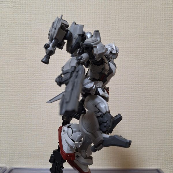 ガンダムExを見た時からずっとふんわりと思いつつアイデアが固まらないモヤモヤがあったんですが、、、ガンダムヘリックスの写真を見て自分の作りたかったものが一気に見えてきてかなり衝動的に作りました。ほぼ瞬着でつけるか入りそうな隙間にヤスってぶち込んだだけで😅可動域も狭ければ、ポロリもしやすいし、ブースターはとりあえずつけたけど正直これじゃない感ぬぐえず気に入らんし…wでもなんかとにかくこういうの！って共有したくてww&nbsp;ガンダムExと30mmアーマードコアの情報量の多いパーツがすごく相性いいです★ちまちまと接続方法や可動域等ブラッシュアップさせて塗装スミ入れデカールまで持って行きたいですね……いつになるやら😭‎（2枚目）