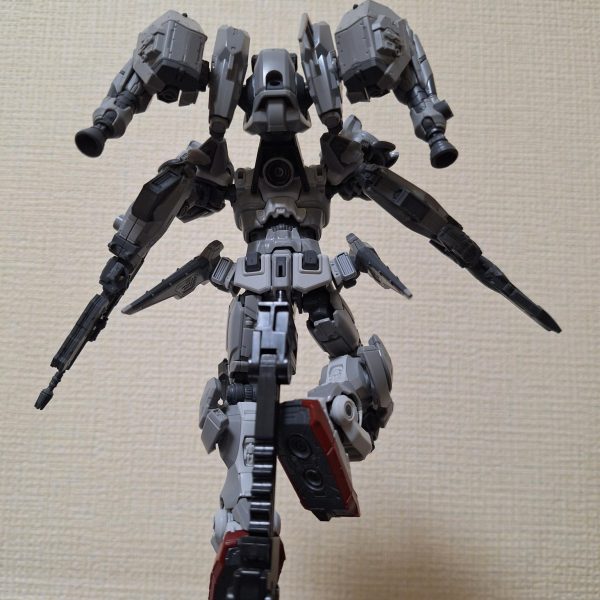 ガンダムExを見た時からずっとふんわりと思いつつアイデアが固まらないモヤモヤがあったんですが、、、ガンダムヘリックスの写真を見て自分の作りたかったものが一気に見えてきてかなり衝動的に作りました。ほぼ瞬着でつけるか入りそうな隙間にヤスってぶち込んだだけで😅可動域も狭ければ、ポロリもしやすいし、ブースターはとりあえずつけたけど正直これじゃない感ぬぐえず気に入らんし…wでもなんかとにかくこういうの！って共有したくてww&nbsp;ガンダムExと30mmアーマードコアの情報量の多いパーツがすごく相性いいです★ちまちまと接続方法や可動域等ブラッシュアップさせて塗装スミ入れデカールまで持って行きたいですね……いつになるやら😭‎（3枚目）