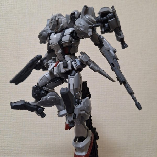ガンダムExを見た時からずっとふんわりと思いつつアイデアが固まらないモヤモヤがあったんですが、、、ガンダムヘリックスの写真を見て自分の作りたかったものが一気に見えてきてかなり衝動的に作りました。ほぼ瞬着でつけるか入りそうな隙間にヤスってぶち込んだだけで😅可動域も狭ければ、ポロリもしやすいし、ブースターはとりあえずつけたけど正直これじゃない感ぬぐえず気に入らんし…wでもなんかとにかくこういうの！って共有したくてww&nbsp;ガンダムExと30mmアーマードコアの情報量の多いパーツがすごく相性いいです★ちまちまと接続方法や可動域等ブラッシュアップさせて塗装スミ入れデカールまで持って行きたいですね……いつになるやら😭‎（4枚目）