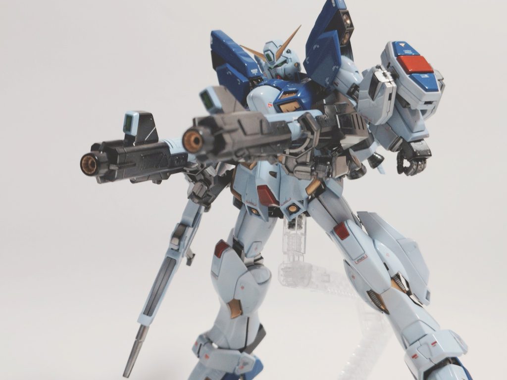 ジョイントパーツを180度回して前面へ。バズーカを前に突き出した構え。旧1/100みたいでお気に入りの構え。