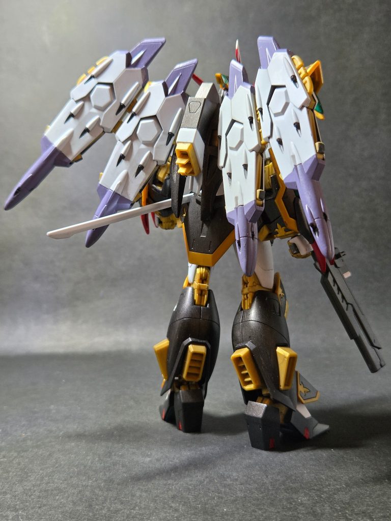 ファウンデーションの新女王 と成ったスボスラ・ハイカジの専用機『ブラックナイト スコード インドラ フィーネ』😌クリラ事件後より機体をアップデート😚基本武装は『ブラックナイト スコード カルラ』に準じておりますがウイングユニットの武装プラットフォームに搭載された遠隔操作兵器『サハスラブジャ』は 4基に。『OWC-QZ18 対モビルスーツ強化刀』は左サイドアーマーのみに装備。右側は『ブラックナイト スコード シヴァ』の『OWC-M5A2 ビームサーベル』と同様のモノです😤