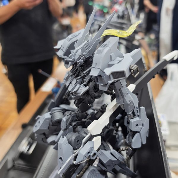 ガンプラじゃないので出すべきか迷いですが制作報告を｡ネクスポ2026にて初出しとしたティタノマキア：エーデルシュタインの改造機です。コックピットをバックパック内から胸部内に移行した所から､スタイルなども何の縛りもなく自分の好みを前面に出して自由にやりたいと思い約3ヶ月前から制作開始｡ようやく形になりました｡バンダイ､コトブキヤ､グッスマと3社混合､好きな素材だけを使っています。&nbsp;（4枚目）