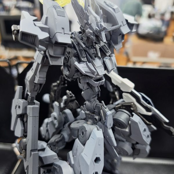 ガンプラじゃないので出すべきか迷いですが制作報告を｡ネクスポ2026にて初出しとしたティタノマキア：エーデルシュタインの改造機です。コックピットをバックパック内から胸部内に移行した所から､スタイルなども何の縛りもなく自分の好みを前面に出して自由にやりたいと思い約3ヶ月前から制作開始｡ようやく形になりました｡バンダイ､コトブキヤ､グッスマと3社混合､好きな素材だけを使っています。&nbsp;（5枚目）