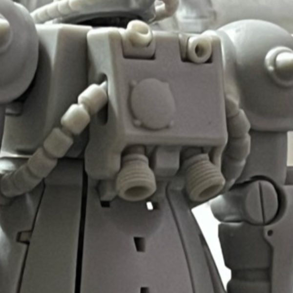 シルバーウィークってなんだ？…(お爺は全てから置いて行かれています)。とにかくお休みらしい。関係ないけど…(^^;)上下のスラスターも何とか動くし、バックパックはこれぐらいで…どうかと思ってるんですが…あとは腕の細かな調整が残っていますが、この短い感じで行こうかと思っています。それとマシンガン…続く（1枚目）