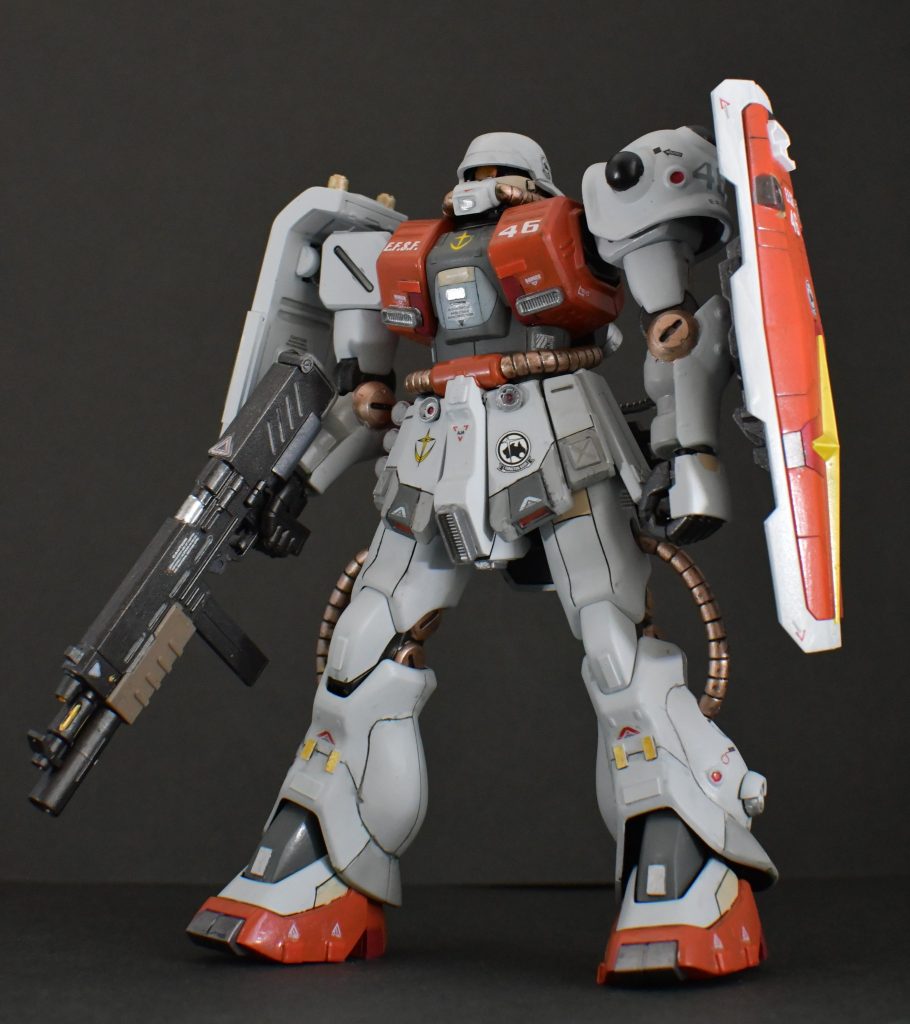 連邦鹵獲機体のオリジナルカラーは全体白色と胸部グレーの２色なので、全体色はスカイグレーとし、連邦らしく胸部、足はオレンジ色を主体に塗装。あとはいつものように、スジボリ追加とパネル塗りわけしています。