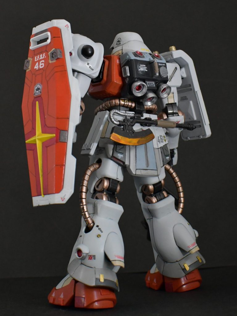 背面。シールドは高機動型ガンダムから拝借。腕にマグネットで取り付けられるようにしています。ヒートホークの塗装が変ですね。(gundam-kao10)