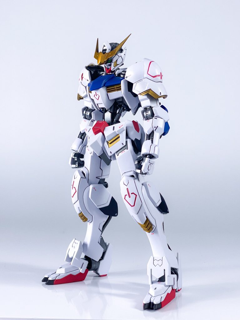 この姿が厄災戦時の姿でもあると。厄災戦時はどんなパイロットが搭乗し、どんな活躍したのか見たい。叶うのかこの想い。さて、今回も塗り分けが結構多くてマスキングテープたっぷり使いました。笑