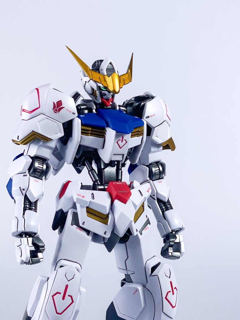 この頭部のデザイン最高なんですよね。慣れ親しんだガンダム顔なのに見たことないぞ新しいぞこのデザイン！って初めて見た時興奮しました。しかし、お顔の塗り分けが1番細かかった、、、笑私も少しずつ目が見えなくなってきて大変になってきましたなぁ。笑&nbsp;