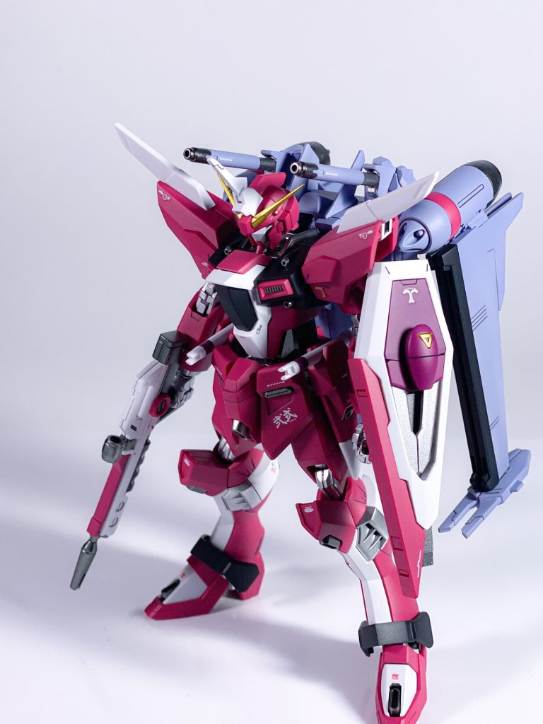 HGCEインフィニットジャスティスを制作したことがありますが、比較すると、デザインだけではなく、キットとしても結構進化していて感動しました。とにかく作りやすくプロポーションもよく可動もすごい。良キットですな。ただパーツのハメ合わせがキツく、武器やポーズの保持には最高なんですが、仮組みしてバラすには結構気を使いましたね。&nbsp;