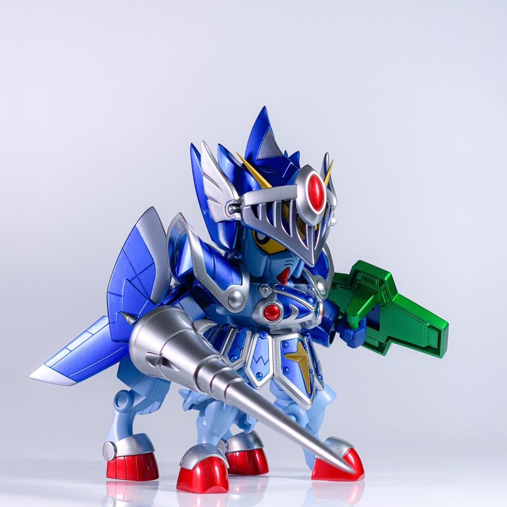 さて、今回はフルアーマー騎士ガンダムでやりたかったケンタウロスモードで御座います。ケンタウロスモードってフルアーマーが1番似合いそうだなぁと思ってたので。また塗装でも試したい事がありやってみました。本体の水色はソリッドカラーにホワイトパール。鎧のブルーはシルバーにクリアブルーを重ねたのですが、クリアブルーにホワイトパールを混ぜて吹いてみました。