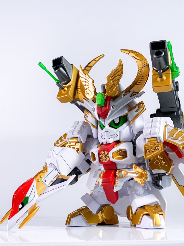 バトルマスク装着！劇中で巨大化してましたね。右手に持たせたボーガンですが、ただ白いパーツだったんですよ。笑目はシール使いました。&nbsp;という事で二代目頑張駄無大将軍でした。久しぶりのレジェンドbb武者シリーズという事でマスキングの多さにビビりましたが、やはり騎士とは違う魅力があって、懐かしさも相まって楽しく制作できました。また武者系作ります！さて、今回もヤフオク出品してますので、プロフのリンクからご覧下さいませ！
