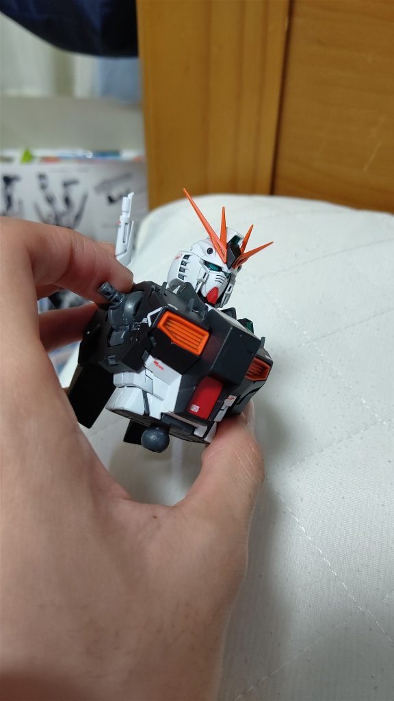 先に頭部と胸部だけデカール貼り、トップコートまで終えました。デカールを貼る前、何ならパチ組時点でかっこよかったのですが、一通りの工程を終えて手に持ってみた時、あまりにも見違えて見えて感動してしまいました