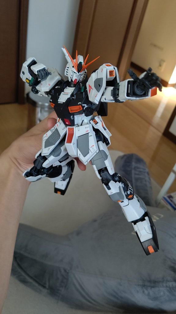 フィンファンネルも武器も失い、サザビー相手に殴り合いを見せるポーズ。元々の可動域が広く、派手なポージングもしやすいのがいいですね。νガンダムは終盤殴り合いをしているシーンが一番印象深かったので、ここをプラモデルで再現できて感無量でした