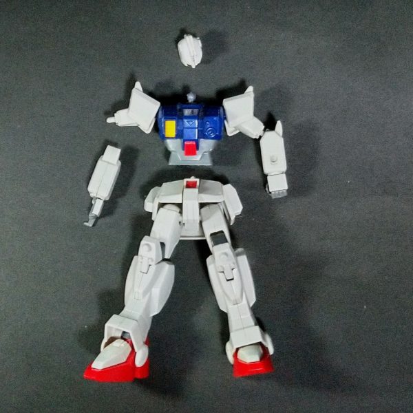 今回より本当に随分昔に製作した旧HGの陸戦ガンダムを作り直します😊かなり前からこれを作る予定だったんですが、いろいろ後回しになってしまって💦💦これはこれで良い味が出てるとは思いますが、現在の作風+可動箇所の追加のメニューで行きます。それと最初部品取りに使おうと思ってたジャンクも、勿体無いのでもう1機アレンジを変えて作ろうかと思います😊（3枚目）