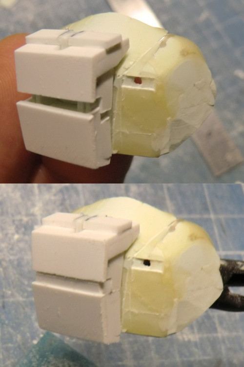 せっかくアーマーつけるんだから何もないのはちょっと寂しい気がしたので、ビーム砲とカバーを付けてみることに。四角いブロックをパテで盛って削りだし、砲口の開口部を開けてます。そこに合わせて、カバーを被せるって寸法ですね。毎度の適当工作故、とにかくズレる。 カバーをぴったり被せるのは良いものの、適当な可動方式ではダメだとやり直し。 可動部を設けたは良いけど隙間ができる始末。 私、こういう適当故に上手くいかない部分の偶然性という奴が好きなんですよね。ということで、隙間は薄手のプラバンで塞いでディテール扱いにしました。砲口は初めは市販のスラスターパーツを中に収めていましたが、パテで四角に作り直してます。(4枚目)