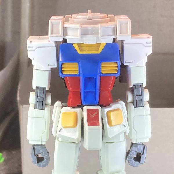 オリジンガンダムの肩の方がスマートだからここだけオリジンにする。モールドは減らすかな｡胴体に対して頭の幅がデカいから､ちょっと小さくするか。頭？の横部分を軽くノコギリで切って､プラ板貼り付けて､ヤスって調整すると…ガンダムらしからぬダサい見た目になります。（2枚目）