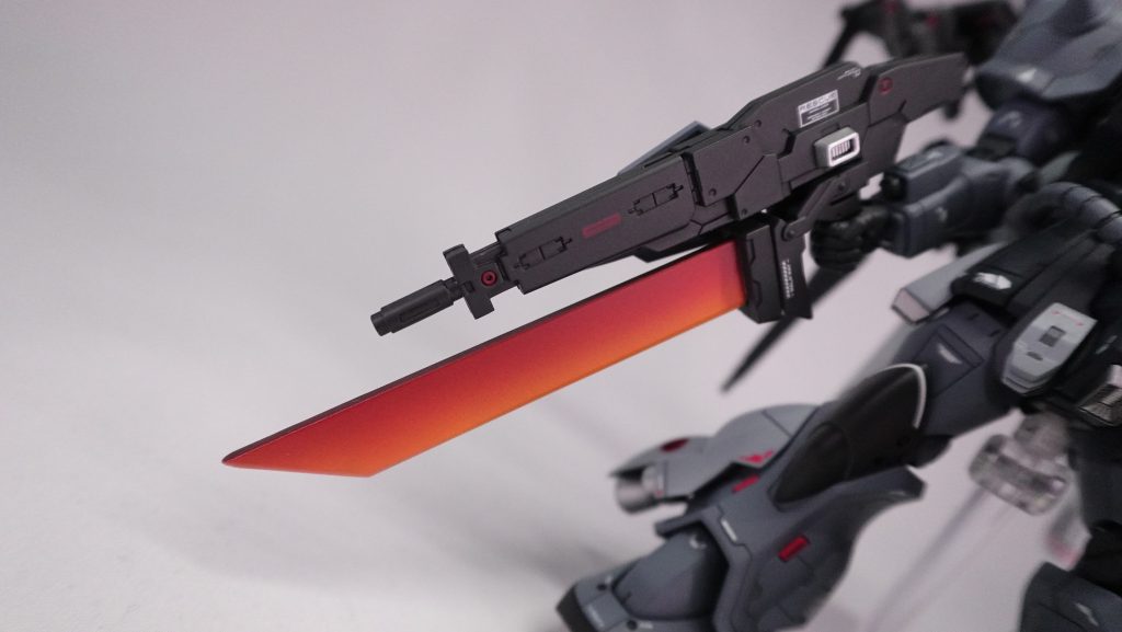 メイン武装は境界戦機のウェポンパーツをベースにヒートサーベル追加した銃剣にしてみました。やっぱりグフと言ったら実体験のサーベルですよね。