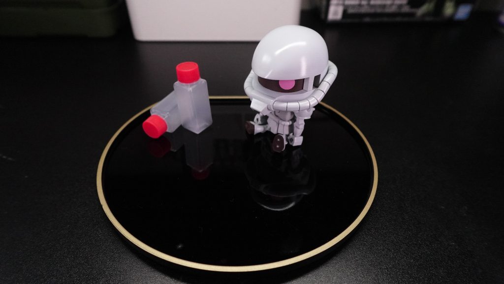 100均で購入したおぼんに黒蜜用の容器とザクを配置してイメージを固めいていく。