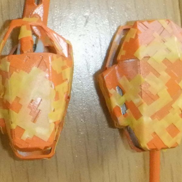 連休中に完成させるぞーと頑張ったのですが、ふと迷彩塗装をしたくなりました。色々調べて迷彩用のマスキングがるとの事でドット迷彩用を購入。薄い色を1色目に塗ってマスキングを張って2色目ピュアオレンジ、またマスキングを張って自衛隊グリーンで塗装してみました。マスキングは斜め45度が良いそうです。2回目のマスキングは1回目と半分重ねるようにするとのことですが、段差や曲面で角度が変わったり重なりがずれたりしているので果たしてどうなるのか。はがすのが楽しみです。 ちなみに完成は無理そうなので周目突入確定です。ちまちま細かいマスキングはるのは老眼に厳しです。また長期出張予定なので塗装ができないので進まないですね。(2枚目)