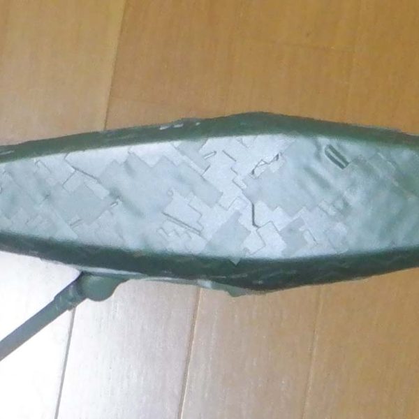 連休中に完成させるぞーと頑張ったのですが、ふと迷彩塗装をしたくなりました。色々調べて迷彩用のマスキングがるとの事でドット迷彩用を購入。薄い色を1色目に塗ってマスキングを張って2色目ピュアオレンジ、またマスキングを張って自衛隊グリーンで塗装してみました。マスキングは斜め45度が良いそうです。2回目のマスキングは1回目と半分重ねるようにするとのことですが、段差や曲面で角度が変わったり重なりがずれたりしているので果たしてどうなるのか。はがすのが楽しみです。 ちなみに完成は無理そうなので周目突入確定です。ちまちま細かいマスキングはるのは老眼に厳しです。また長期出張予定なので塗装ができないので進まないですね。(3枚目)