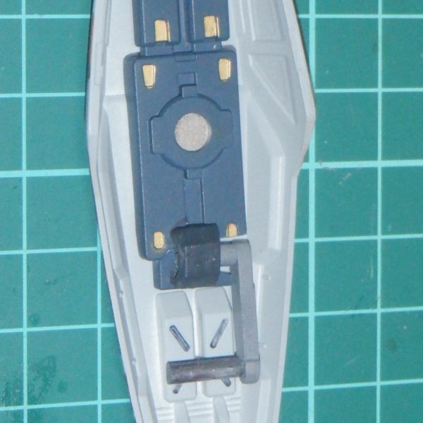 本体制作より時間がかかっているチョバムアーマー・・・・雨の影響で出張が短縮になったので再開できました。ドット迷彩にデカール貼ってみましたがどうでしょう。うまくいったと思うのですが。　シールド持ち手部分にポリキャップ入れて稼動するようにしました。マグネットで腕に着く予定です。背中にもつけるつもりでたがマグネットの向きがなぜか逆に。もうばらせないので修正はあきらめました。4枚目の戦利品見ながらニヤニヤしている今日この頃です。（3枚目）