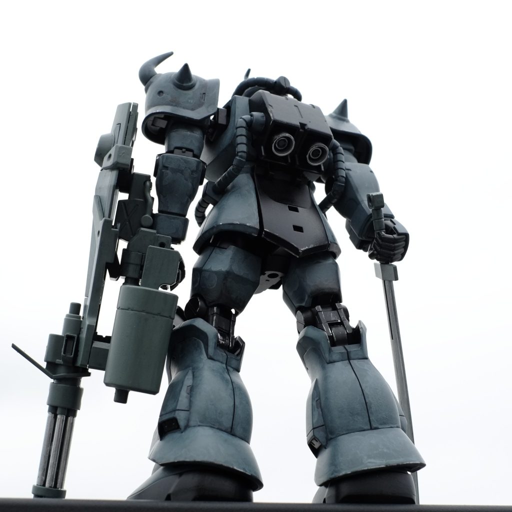 黒スプレーをした後に水性ホビーカラーのジャーマングレー３色筆塗り仕上げです。仕上げにエッジを軽く汚してます。筆ムラがけっこうありますが、全体で見れば連戦を戦い抜いた上で０８小隊に対峙したグフカスタム感がよく出てる気がするのでヨシ！ただのグレーではなくブルーグレーなので元が青いグフカスタムに違和感なく馴染んでくれているような、、、、気がする。