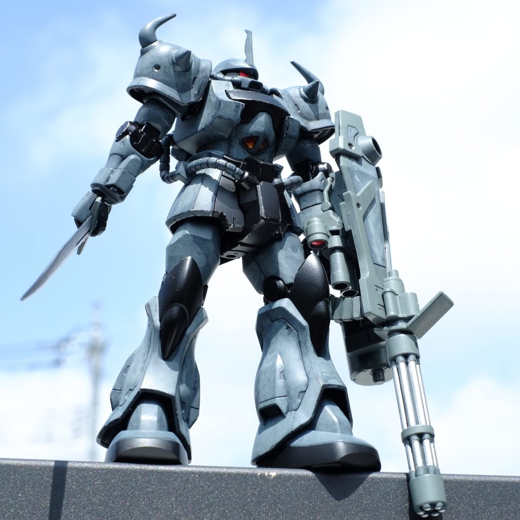 市街地の障害物を巧みに利用した戦術で０８小隊を翻弄したグフカスタムですが、明るい水色ではなくもっと市街地に溶け込むグレーカラーだったらさらにヤバかったのでは？と思って塗ってみたらやっぱりヤバくなりました。それにしても夏の(もう秋、、)青空に映えますねぇ。