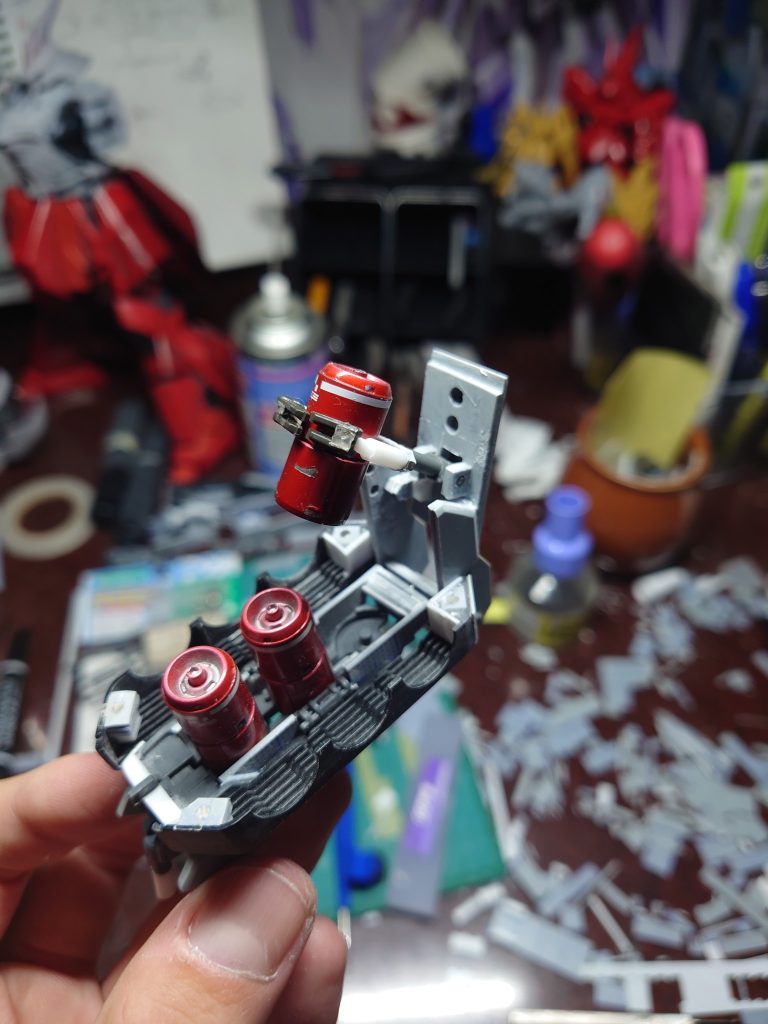 展開後はサブアームでファンネルを掴むことができます！磁石とプラ棒で保持力もバッチリ！これをもうひとつ作って、バックパックはフィニッシュです！本当に牛歩ですが、続編を楽しみに待っていただけると助かります！それではまた