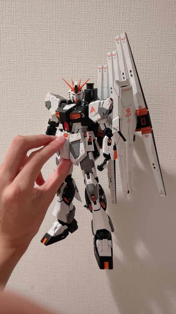 完成です。後ろから持つとファンネルが落ちるので、こんな変な持ち方になりました。&nbsp;これを買った当時は「1万円も払ってしまった…」と後悔した気がしますが、それでも作り終えた物を飾ってみると、「やっぱり買ってよかった」と思えてしまうから不思議です。3ヶ月も掛かりましたが、本当に作ってよかった。ここまで見て頂きありがとうございました。