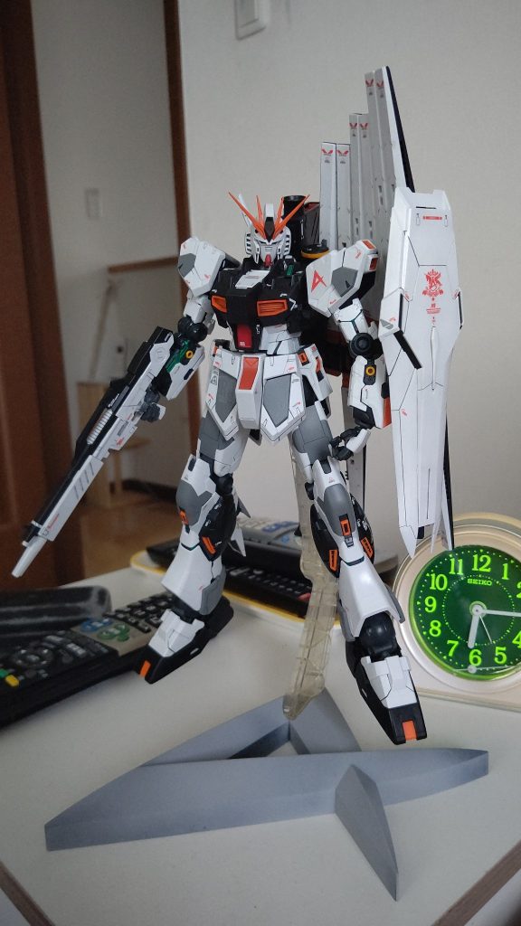 全体です。映画で見たνガンダムの印象をそのまま再現したかったので、元々の成型色を紺→黒、黄→橙に塗装しました。フレームはメカサフ+ミッドナイトグレー。また薄グレー部分はニュートラルグレーで塗ってみましたが、どうも色が濃すぎたようです。他の人に見せたところ、この点が賛否両論でしたが、全体色にメリハリが付いたのでこれはこれで…と思う事にしています。