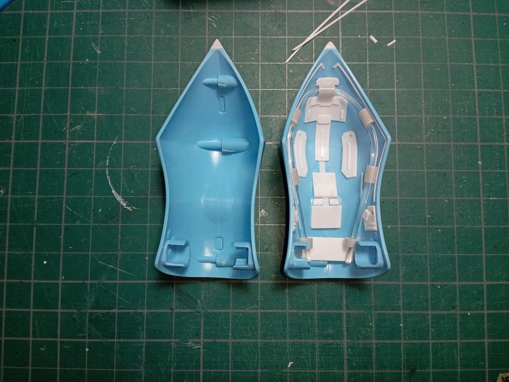 肩アーマー裏プラ材貼り付け&nbsp;