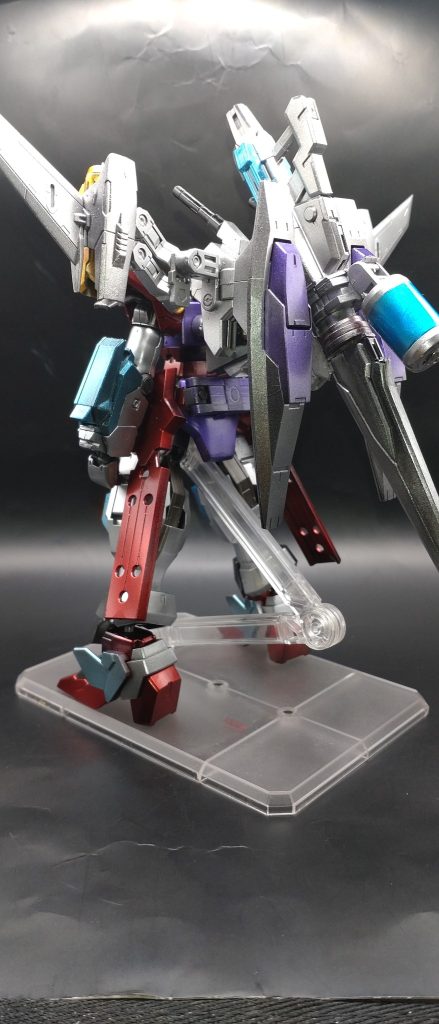 うしろ。カラーレシピは全体を黒サフ。銀はホワイトシルバー+スターブライトシルバー紫はシルバーの上からクリアパープル赤はシルバーの上からクリアルージュ。青はシルバーの上から蛍光ブルー。朱はシルバーの上からクリアオレンジ。バスターライフルはシルバーの上からクリアブラック。トップコートはクリア+ガラスパール。写真撮りづらいからメタリック塗装は好きじゃないけどメタリック塗装は好きだからついついやっちゃうんだよなあ……。