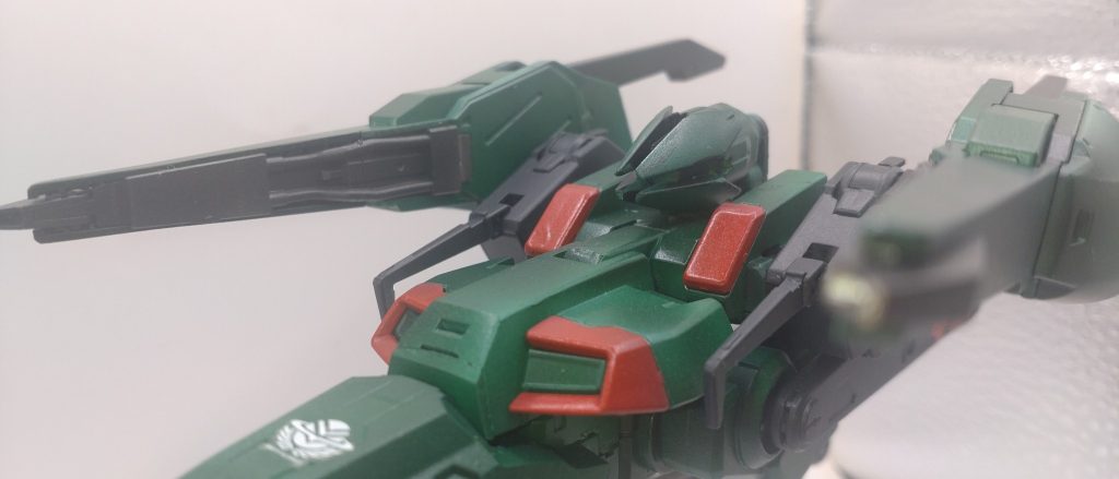 構造上ポーズをつけられないので写真撮るのに困る。