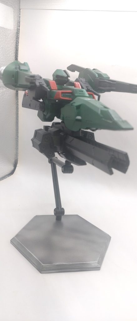武装が少ないので懸架ユニットを。ハイパーメガランチャーと、見え辛いですけど横の物体は3mm穴に1mm穴の開いたプラ棒を突っ込んで3連装ビーム・ガンとして載せてます。