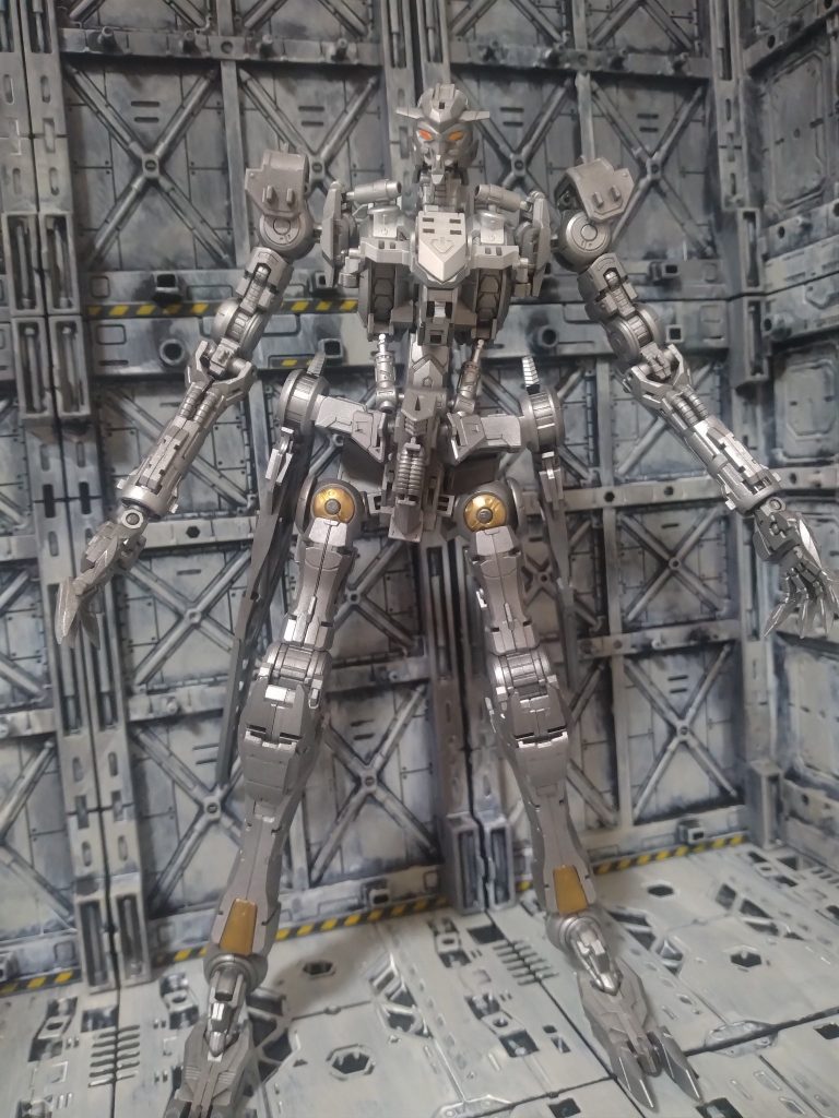 そして、フレーム。なんの塗り分けもしませんでしたが、それでも十分かっこいい。シリンダーの受けとパイプだけでも塗ればよかったんですけどね。だらだらと３作同時に手をつけていたので、どれも完成せず２か月半もあいてしまいましたが、次作はもっと早く完成する・・・はず。年内１０作の目標は変えずにいきたいと思います。