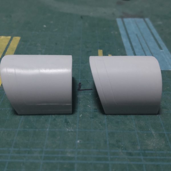 タコザク製作。肩部を継ぎ目消してから赤い部分を後々塗装するので溝を掘った。左がビフォー、右がアフター。（2枚目）