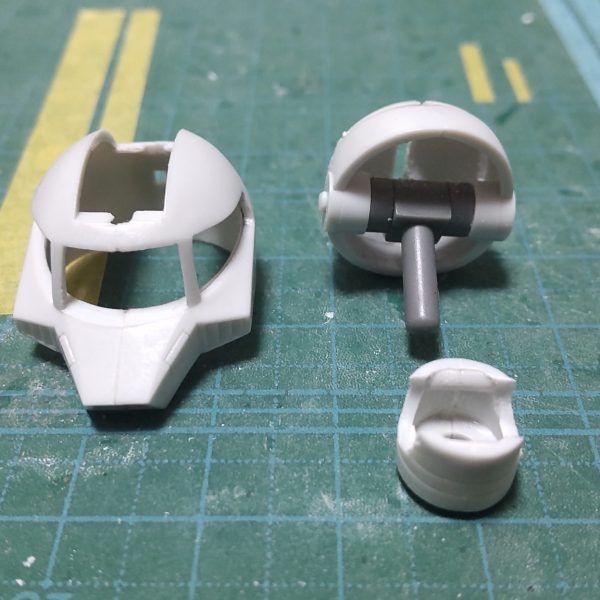 タコザク製作。頭部。モノアイレールを貫通。ネオジム磁石で動かす予定だが奥行きが欲しかった。首パーツも加工。組み込んだ関節パーツにフィットさせた。（4枚目）