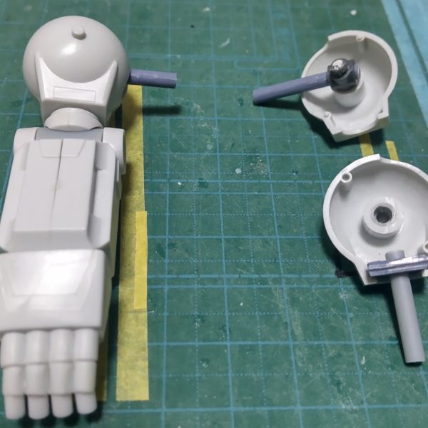 タコザク製作。上腕のポリキャップ移植。関節作製。ポリキャップのダボ穴が4mmだったのでプラパイプを重ねて接着後3mm穴をあけた。前腕との接続するためのプラ板はランナーを使用。ちなみにABS。（2枚目）