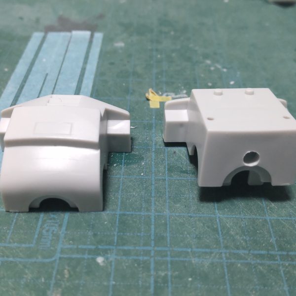 タコザク製作。胴体に着手。腹の寸詰まりをなんとかするため雑に1mmプラ板でのばす。あと首の接続を後ろにずらした。（2枚目）