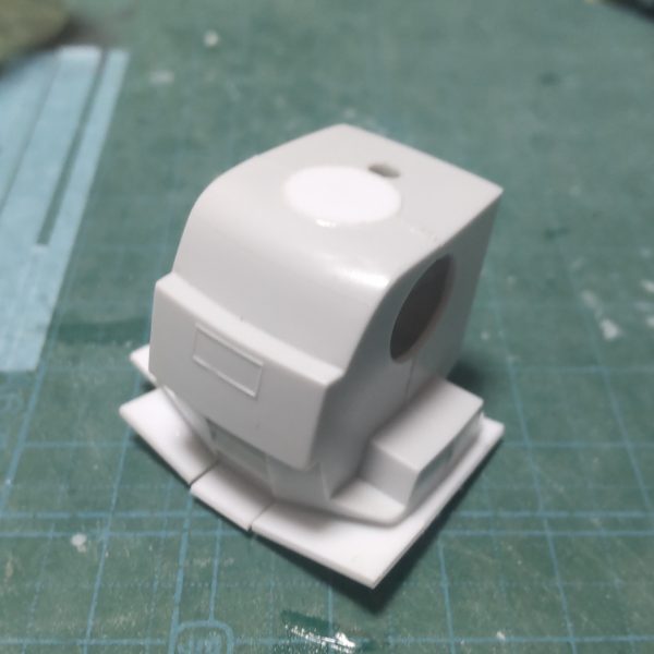 タコザク製作。胴体に着手。腹の寸詰まりをなんとかするため雑に1mmプラ板でのばす。あと首の接続を後ろにずらした。（3枚目）