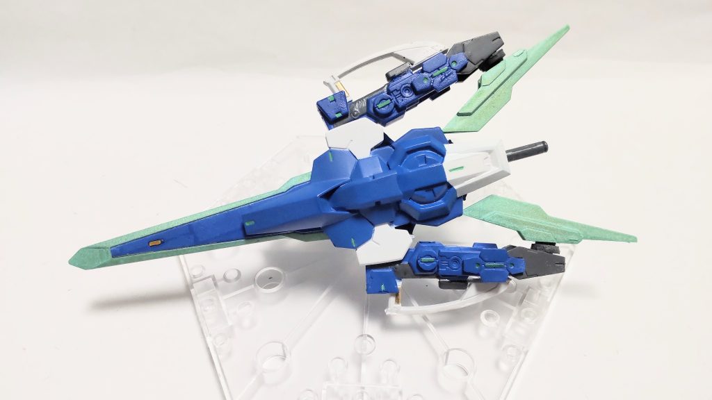 フルセイバーの本体は、BB戦士版のGNバスターソードとバインダーガンを加工して製作。GFガンブレイドはバトルアームアームズのソードを加工したものに、BB戦士版のGNソードビットを取り付けました。