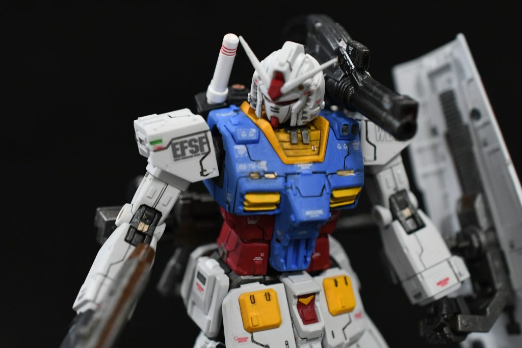 コックピット周りをごちゃごちゃさせました。ダクトもプラバンで再製作。間隔がうまくとれませんでした。筆塗りですが、どうしても塗膜が厚くなってしまい、皆さんのようにきれいな塗装面がでませんね。