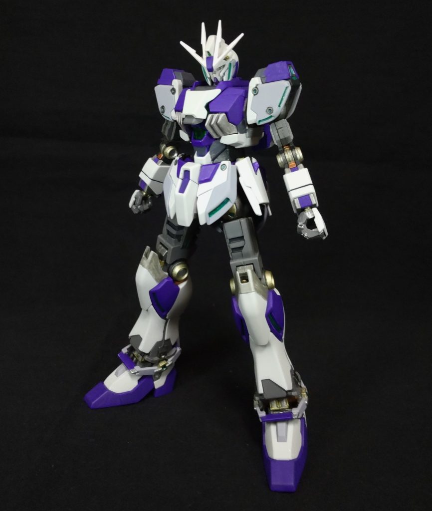 シンプルな白い機体をHi-νカラーで塗り分けました😆。この子はA装備付属のナラティブなんでサイコプレートがありません😄。
