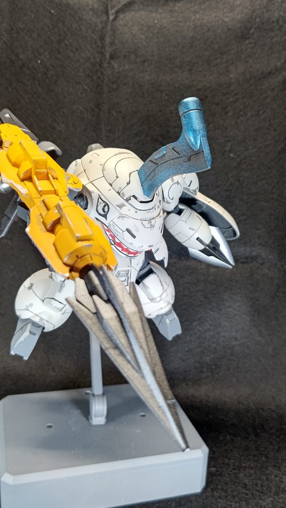 ～設定～小惑星の採掘工として使われていたヒューマンデブリがMSと重工具を持って脱走、そのまま海賊となり奪った物資を装備し、また略奪を行う左肩のオレンジは作業用であった名残(塗装する塗料が足りなかった)～解説～鉄血の世界観なら重量感がある武器の方が良いだろうということでサタニクスウェポンを使用しています