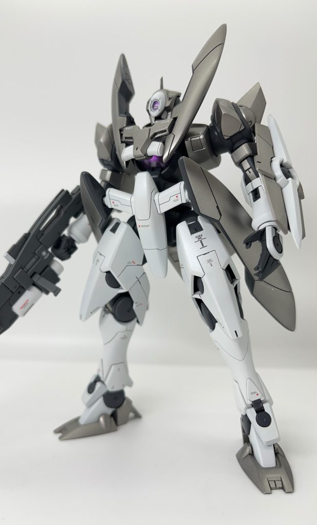 脚部はMGキットをお手本にして細部を修正。ビームサーベルの収納ディテールを追加。