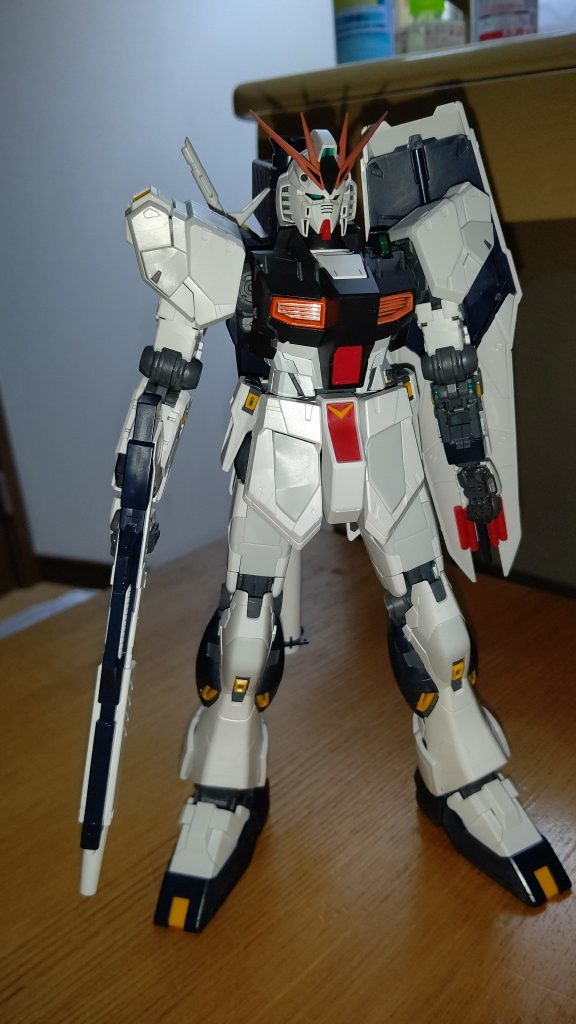 素組みが終わった段階です。最初は一箇所ずつ作って塗っていこうと考えていましたが、あまりにも効率が悪いので、結局一気に組んでから塗装を行うことにしました。ちなみに、左手のパーツはエナメルで割ってしまったので接着を行っている最中です…